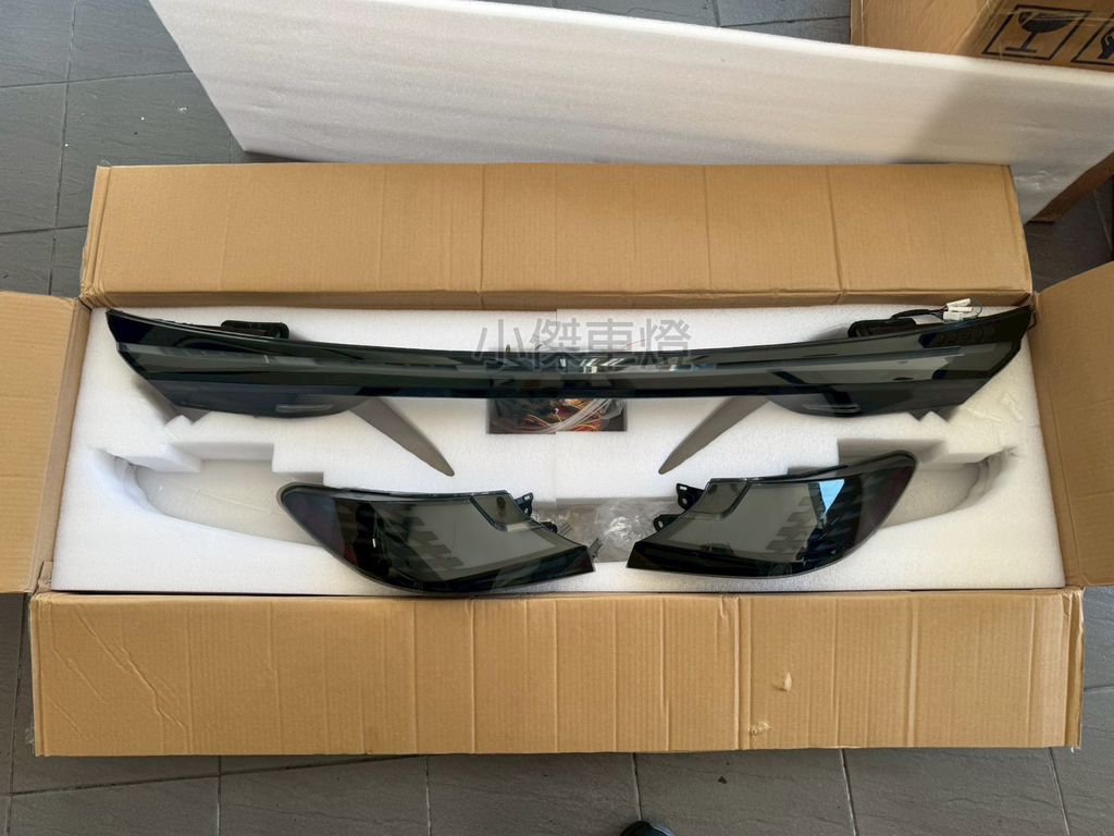 CAMRY9 燻黑殼動態跑馬貫穿式尾燈