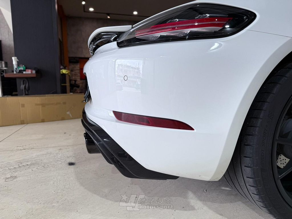 PORSCHE 718 CAYMAN 718 BOXSTER 碳纖維 乾碳 GT4樣式 含尾管 後下巴-2