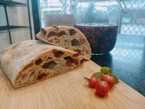 油漬小蕃茄 義大利香料托鞋    Ciabatta with Italian herbs $  95   　　　　　            ( 台灣小麥生產履歷麵粉  、德國全麥粉(國外取得有機認證)、 法國葛宏德海鹽、自家酸種老麵、 義大利綜合香料(含蒜粒)  、西班牙花都初榨橄欖油、自家油漬小蕃茄乾)  份量 約1-2人份。