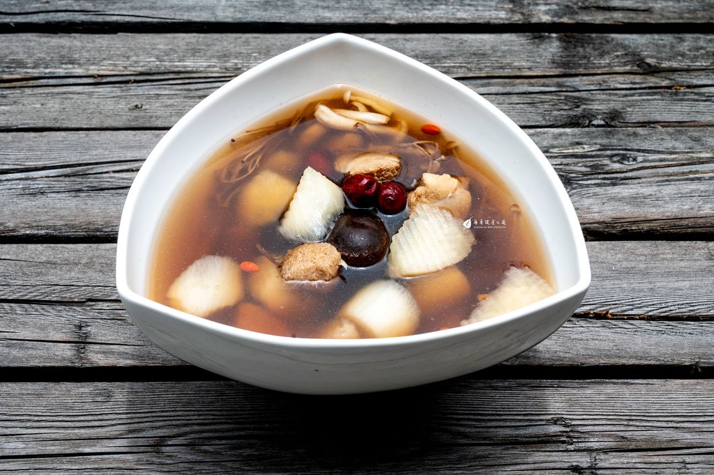 2629黑金六味湯 意象照4 logo