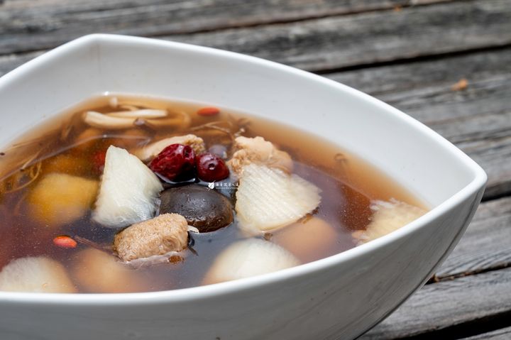 2629黑金六味湯 意象照3 logo