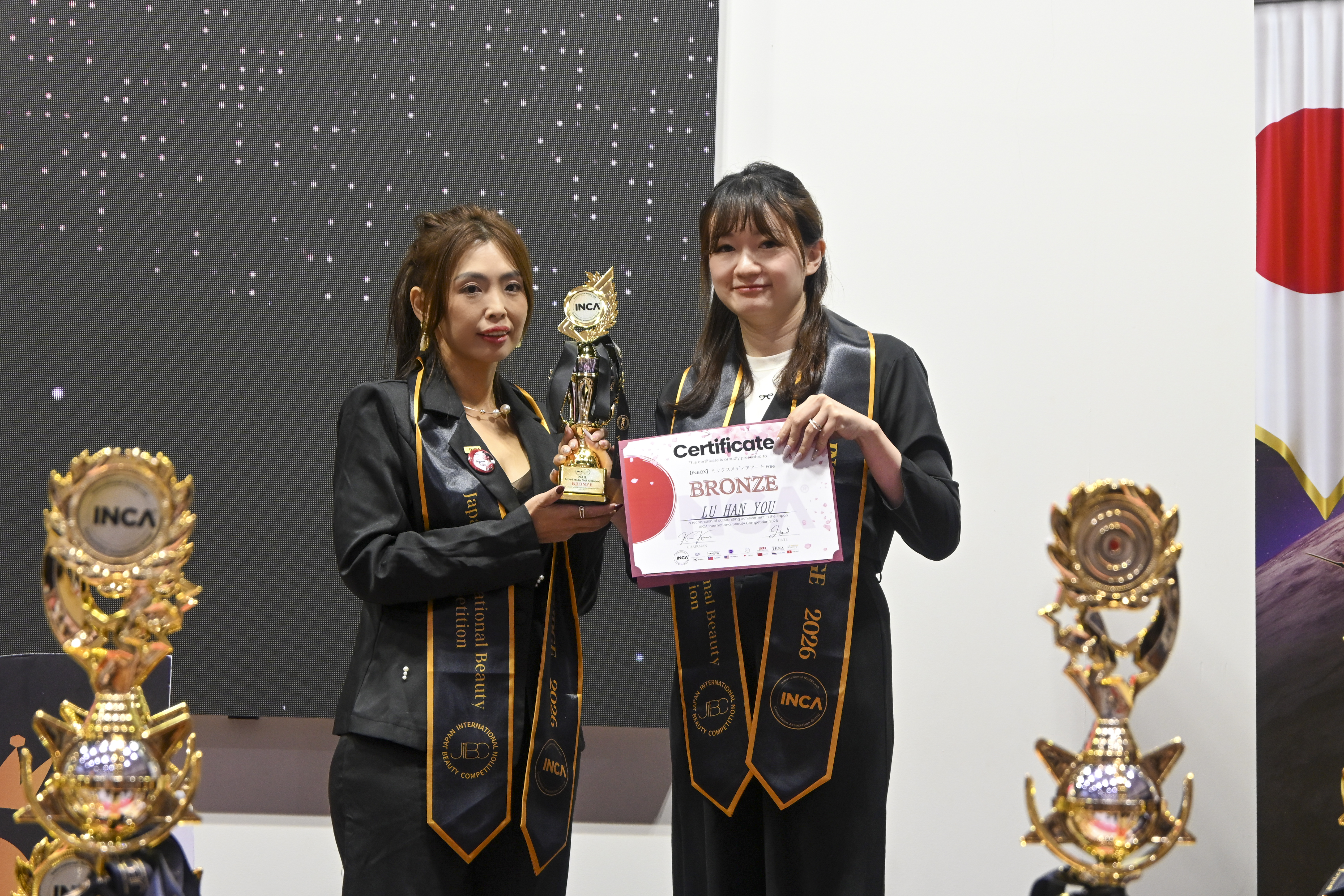 VCJTW 講師幫學生上台領獎