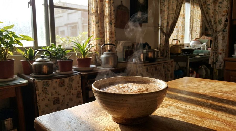 一碗溫熱的穀物粉，是爸媽的早餐依靠
