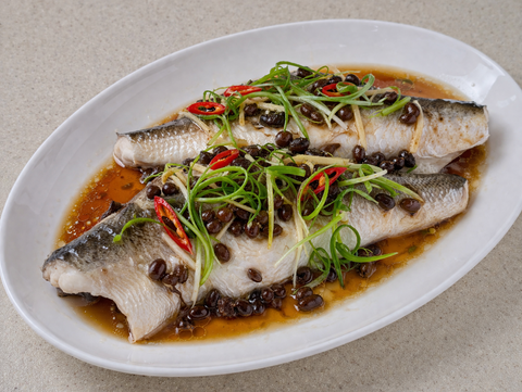 蒸魚配香料與醬汁