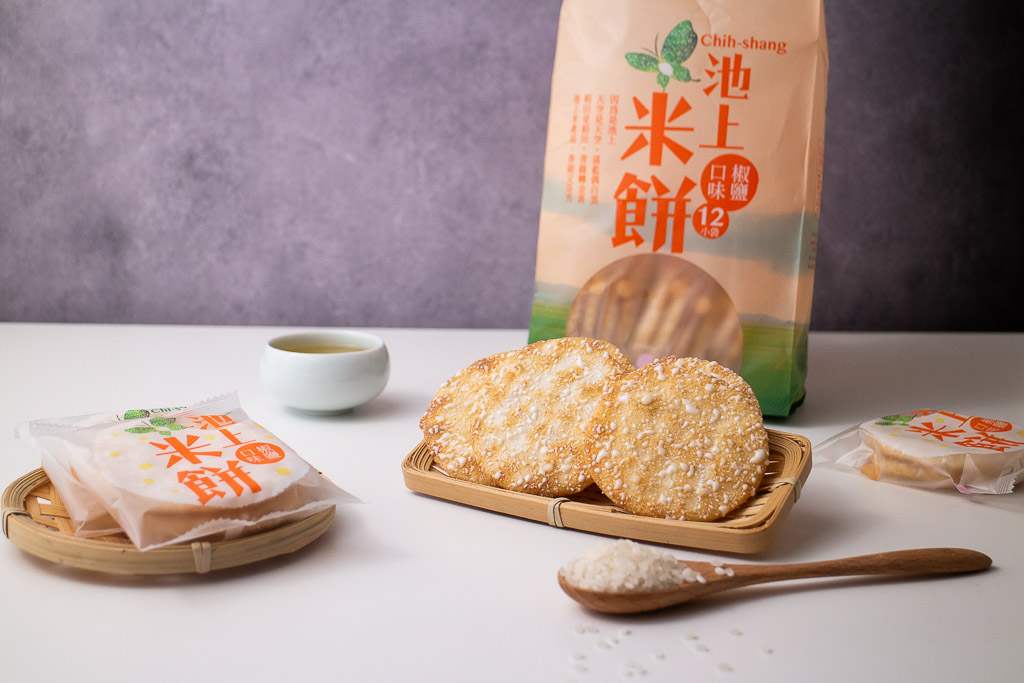 池上米餅除了糖霜外,竟還用椒鹽搭配,帶點鹹香透點辣度,鹹甜滋味涮嘴香脆