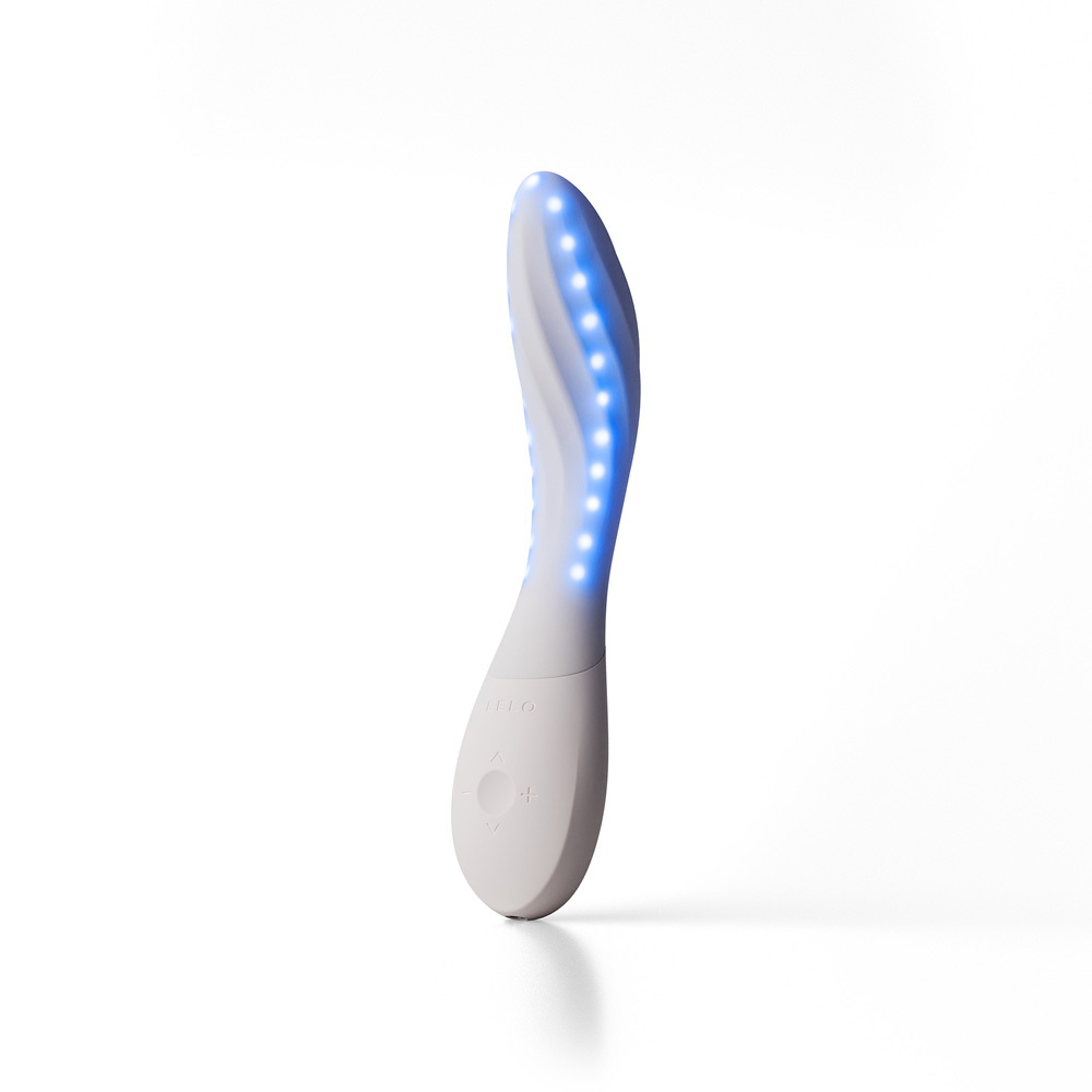 LELO_MONAspectra_ProductOnWhite_BlueLight_WhiteBackground_2000_0