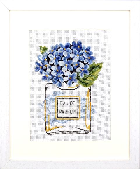 340.036_Hydrangea_Bloom_framed__41773.1651399311