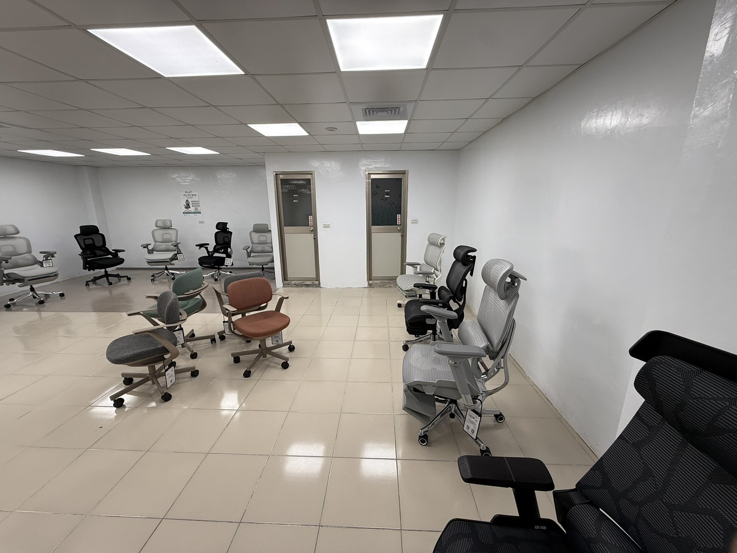 台北人體工學椅體驗館多款辦公椅展示