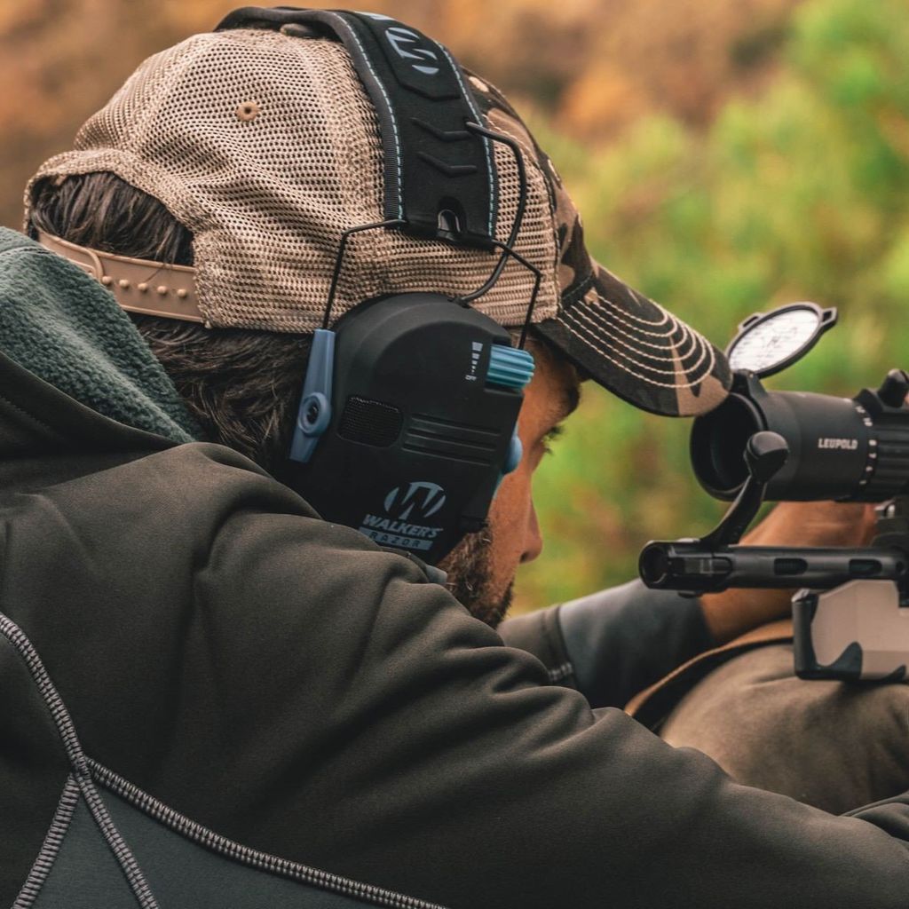 Razor-Slim-Electronic-Muff-lifestyle-3