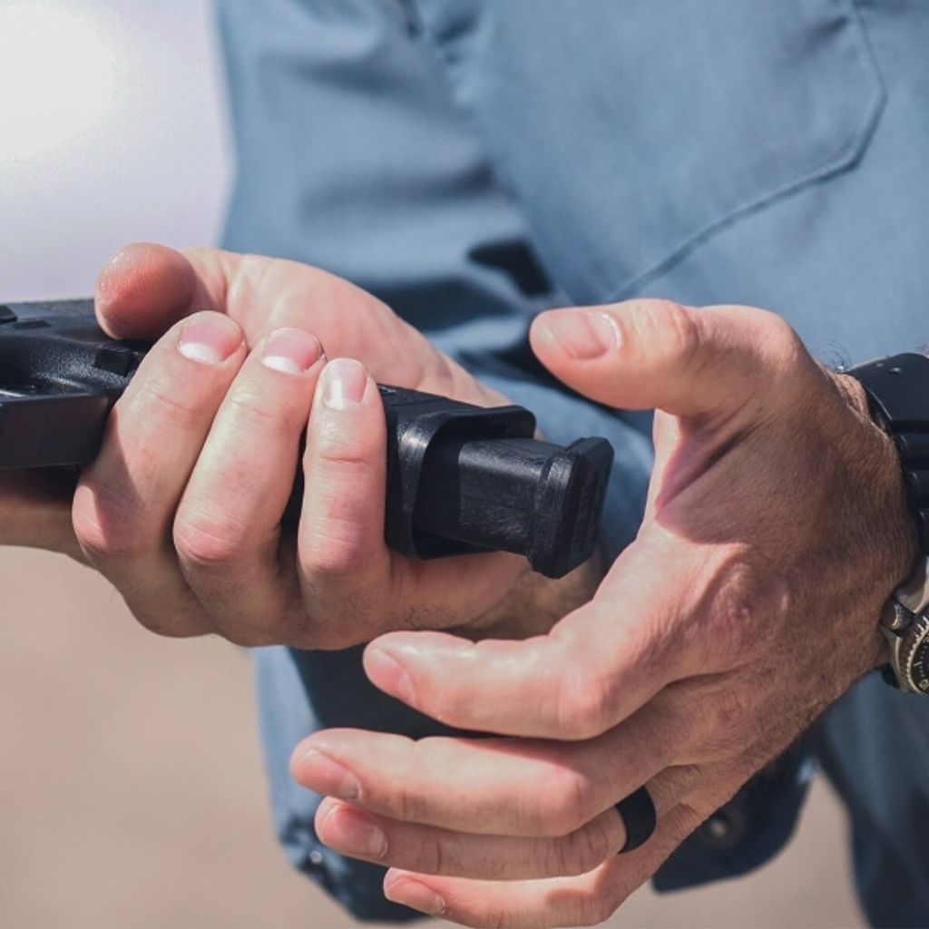 mag908-blk_magpul_gl_enhanced_magazine_well_glock_17_gen3_05_1