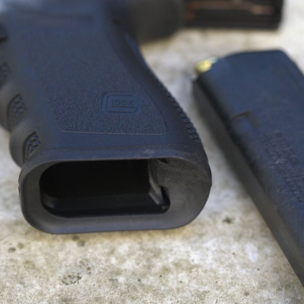mag940-blk_magpul_gl_enhanced_magazine_well_glock_19_gen3_05_1