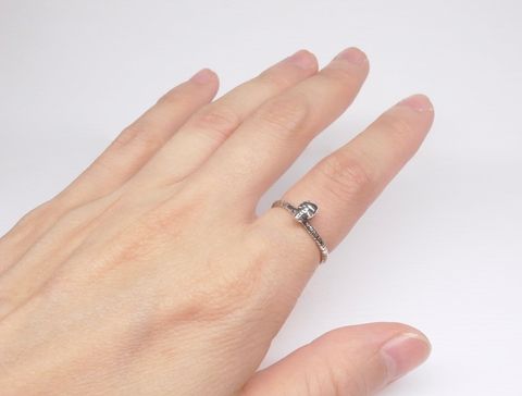 小骷顱頭戒指（銀）-配戴2