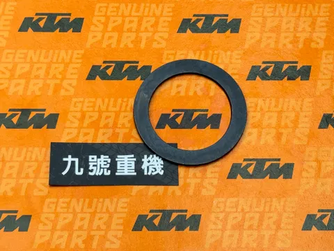 885599