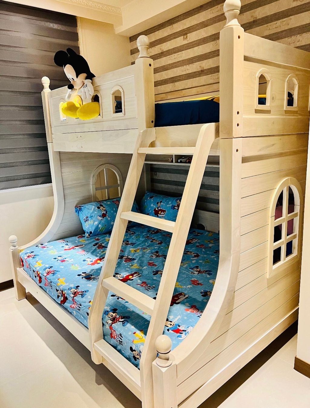 LINE_ALBUM_三人雙層床_251211_3