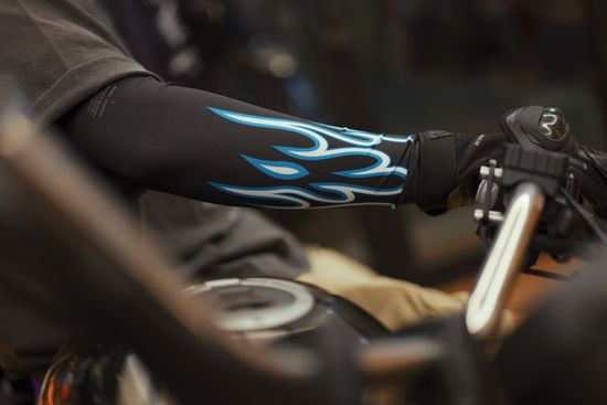 EC-05 火焰冰絲袖套｜Arm Sleeves Fire | KONQUEROR 康可｜機車騎士裝備、機能服飾與騎乘配件