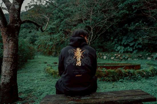 KONQUEROR 鬼島台灣連帽上衣背部刺繡穿搭