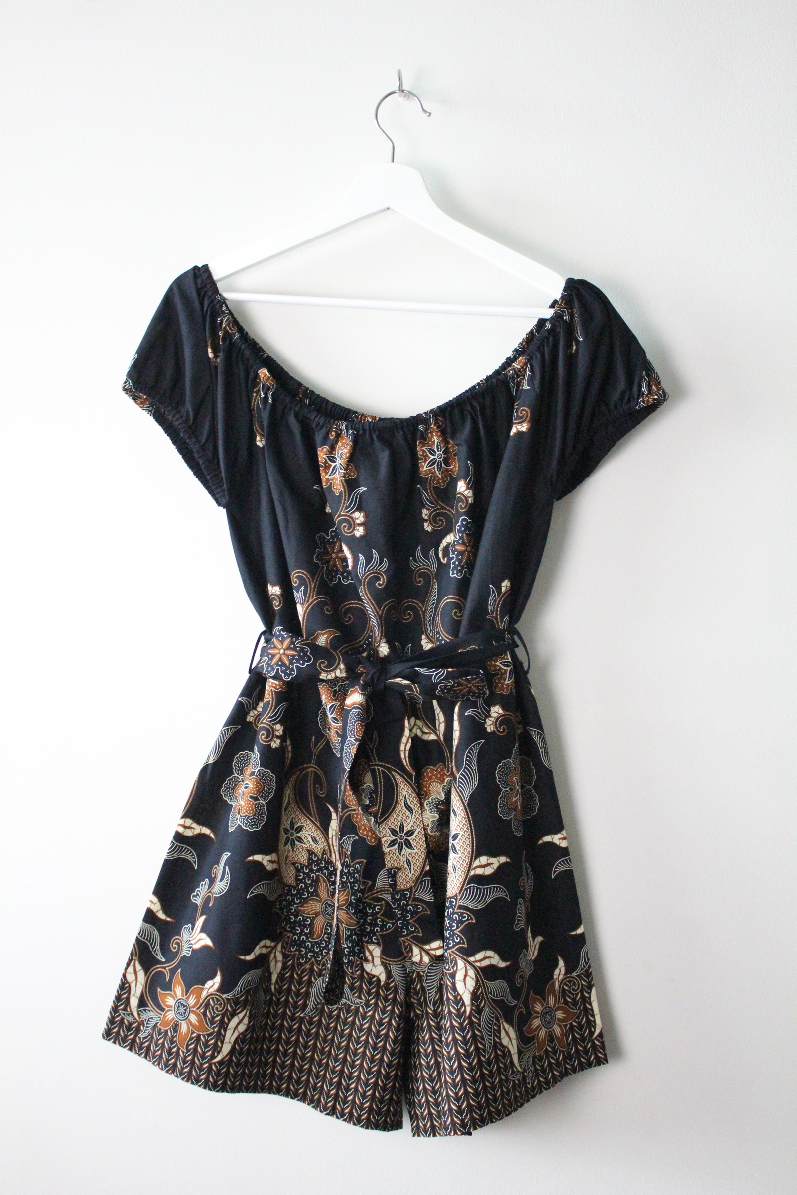 AveryDae Batik Playsuit (L) - Zuyi