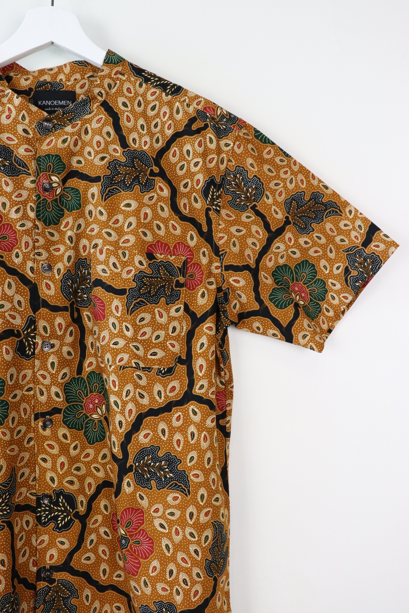 KANOEMEN Stand Collar Batik Shirt - Heineken (XL)