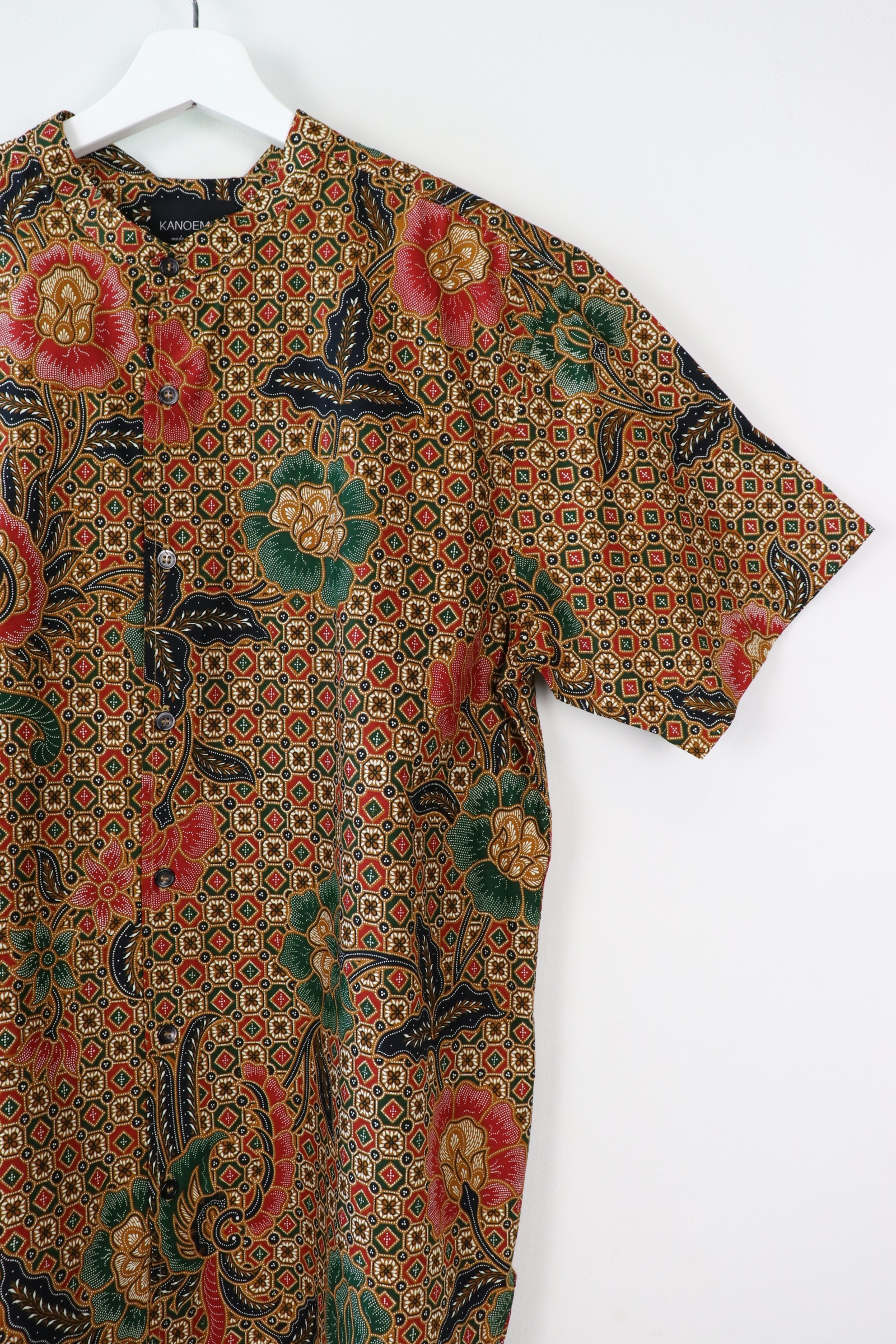 KANOEMEN Stand Collar Batik Shirt - Carlsberg (XL)