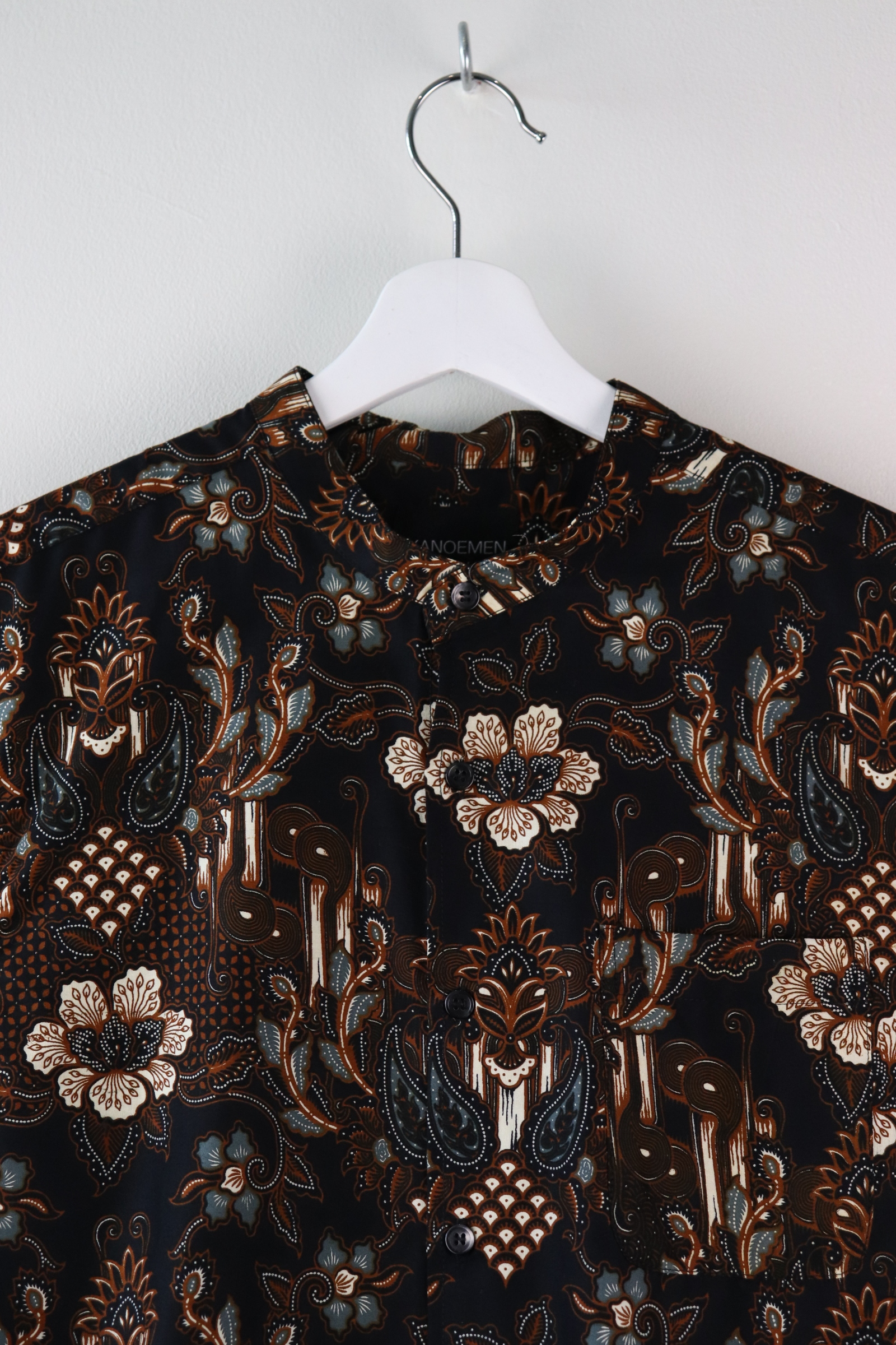 KANOEMEN Stand Collar Batik Shirt - Eldeweiss (M)