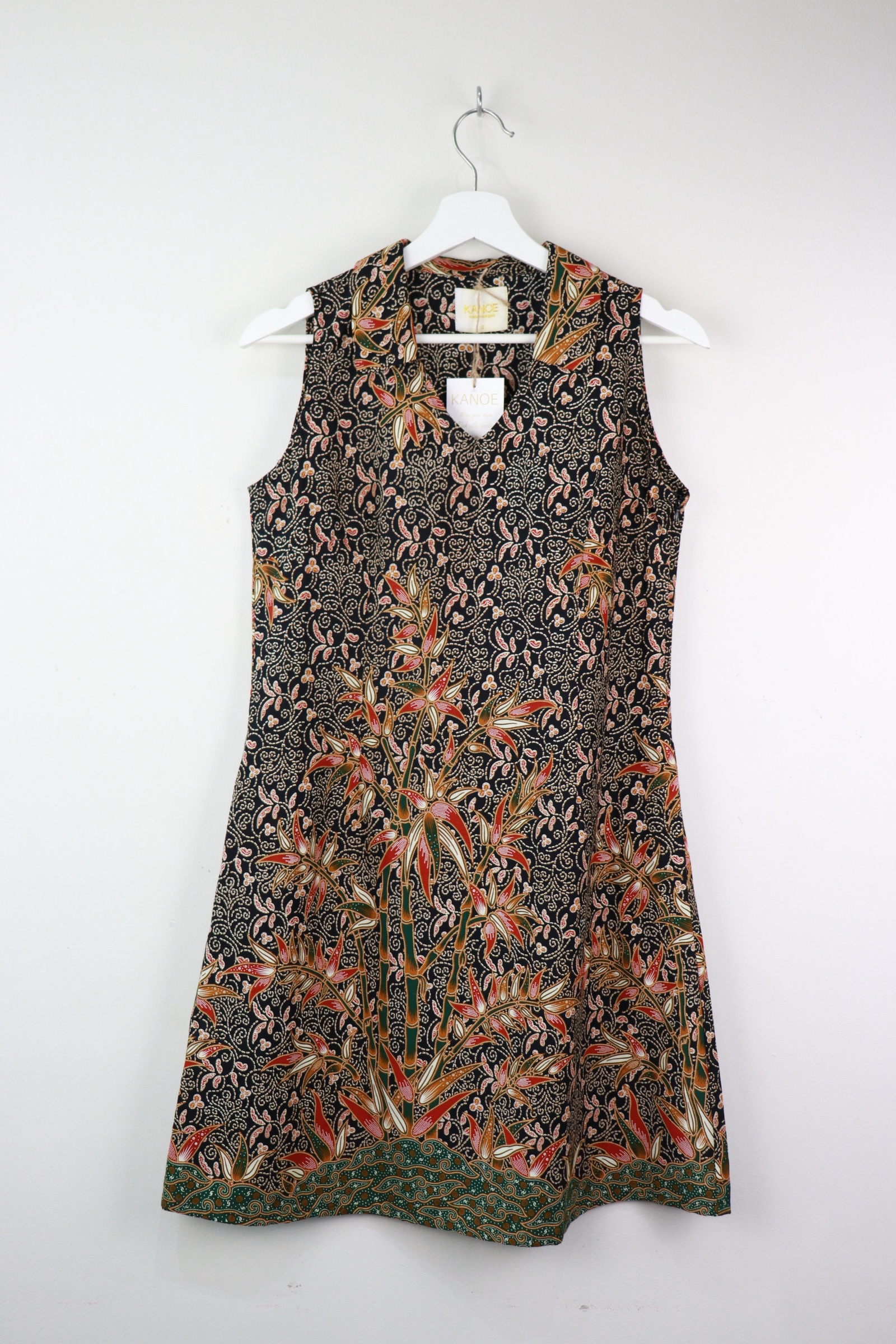 Collared V-neck Batik Dress - Wonder
