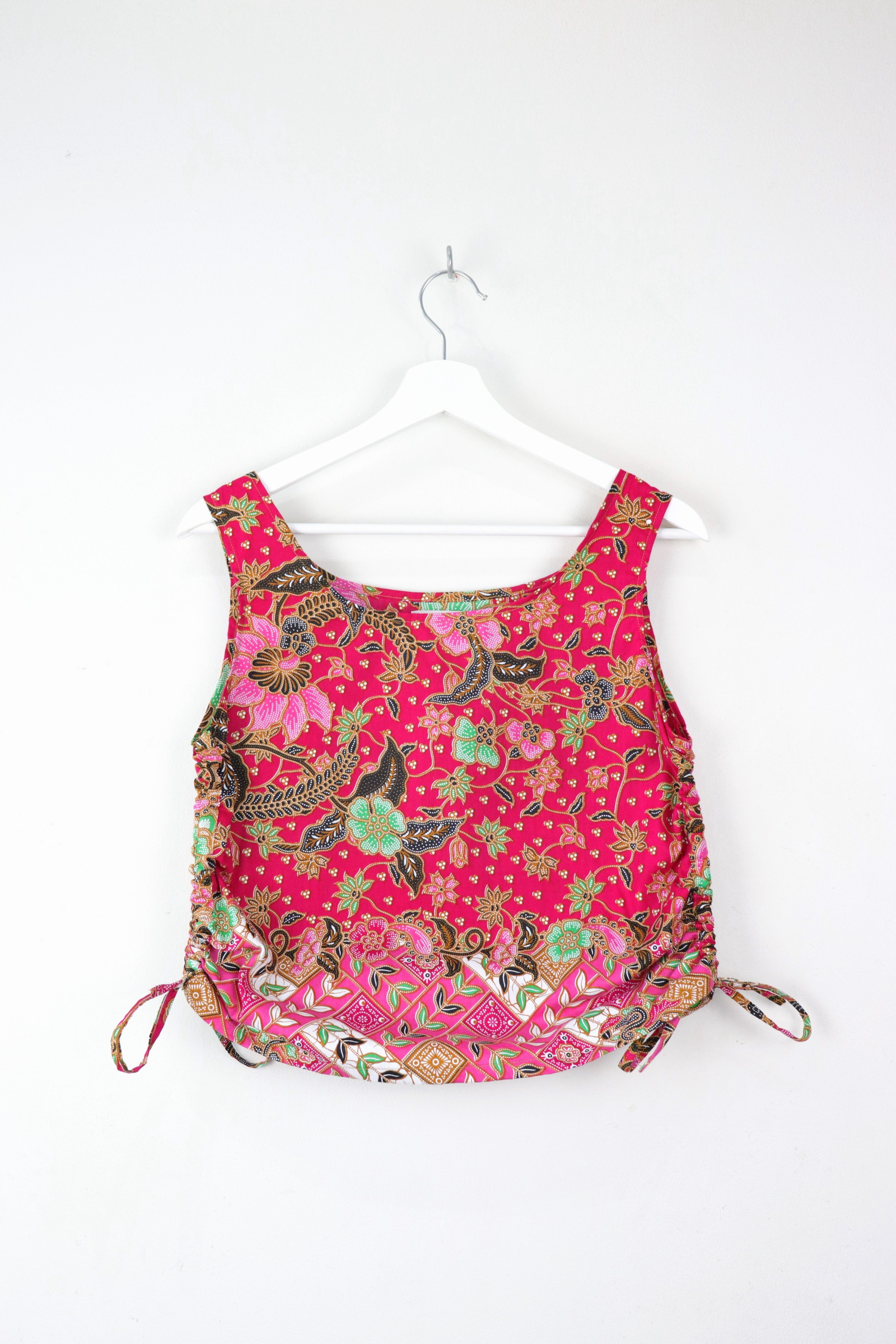 Side Ruched Drawstring Batik Top - Strawberry Holiday ( S - M )