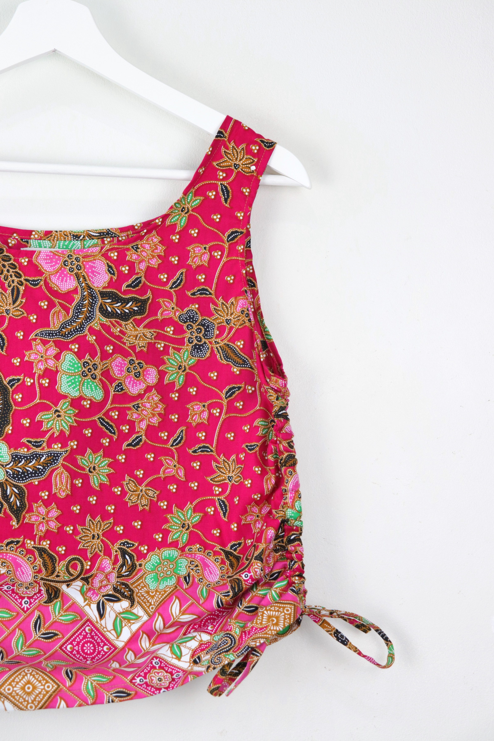 Side Ruched Drawstring Batik Top - Strawberry Holiday ( S - M )