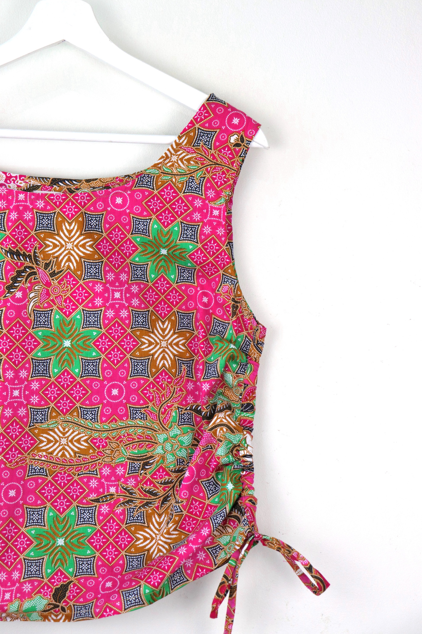 Side Ruched Drawstring Batik Top - Dragonfruit Oasis ( M - L  )