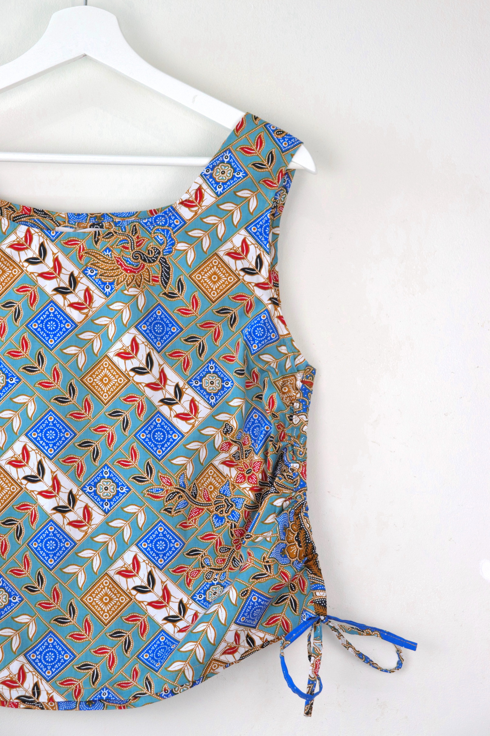 Side Ruched Drawstring Batik Top - Coastal Castle ( M - L  )