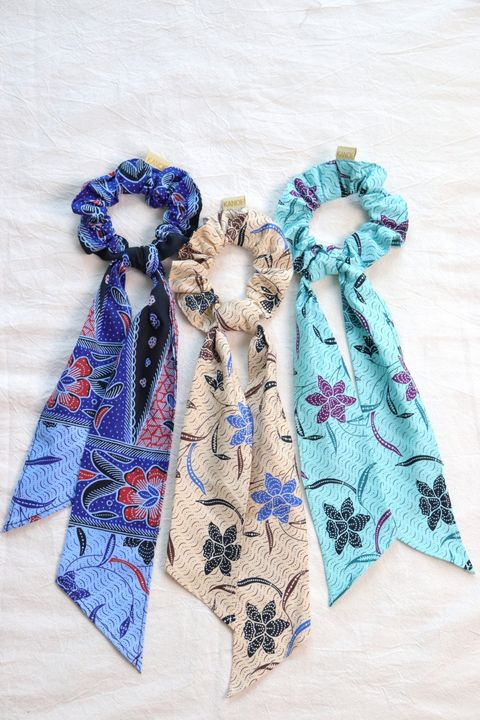 Batik-scrunchie-with-ribbon16