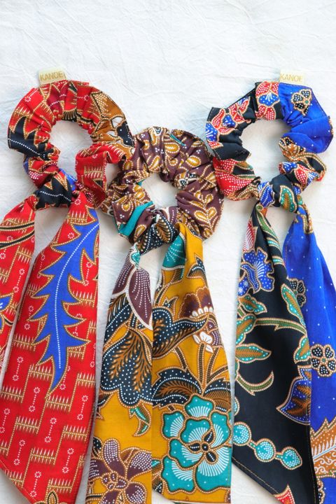 Batik-scrunchie-with-ribbon5
