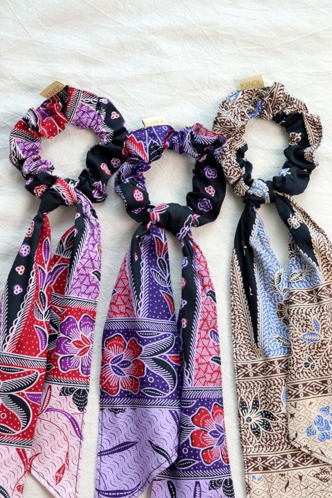 Batik-scrunchie-with-ribbon21