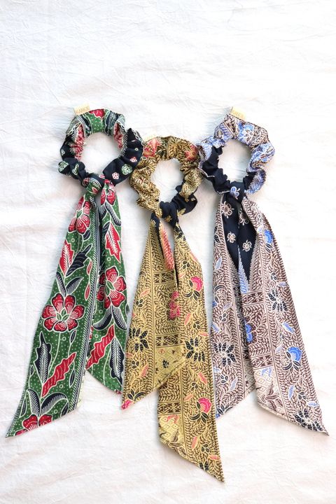 Batik-scrunchie-with-ribbon23