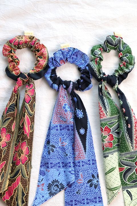 Batik-scrunchie-with-ribbon25