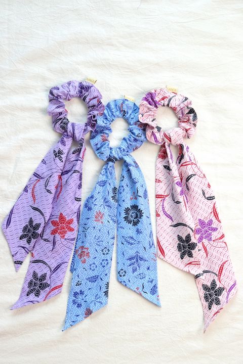 Batik-scrunchie-with-ribbon30