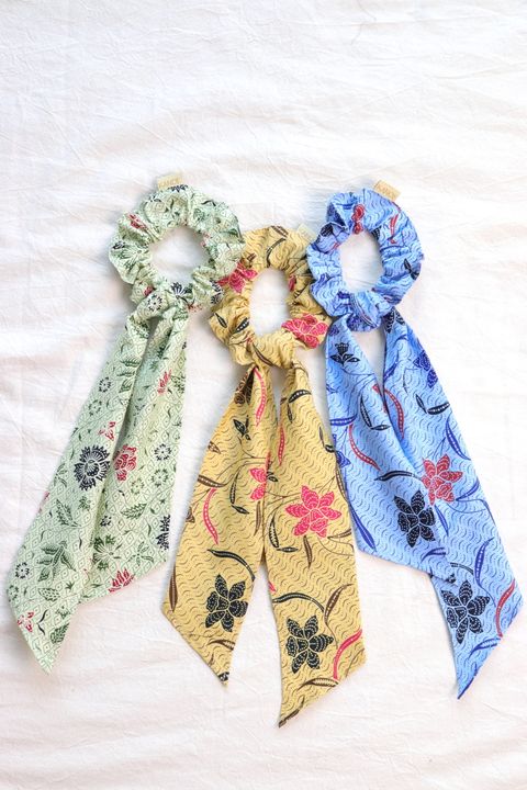 Batik-scrunchie-with-ribbon31