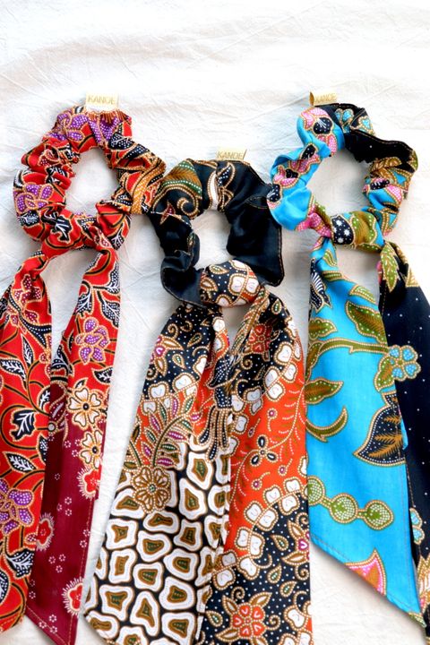 Batik-scrunchie-with-ribbon38