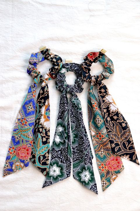 Batik-scrunchie-with-ribbon33