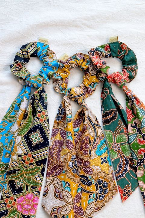 Batik-scrunchie-with-ribbon40