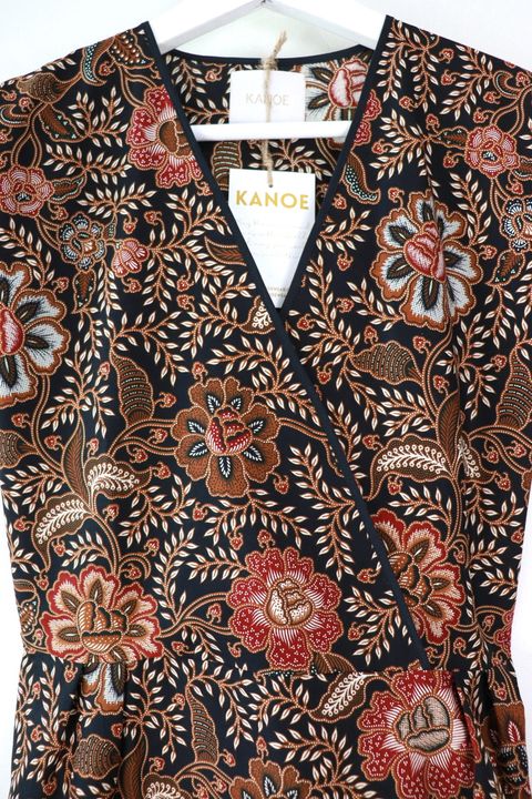 batik-black-border-kimono-wrap-dress-9