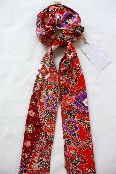 Maxi-batik-scrunchie-with-ribbon-11