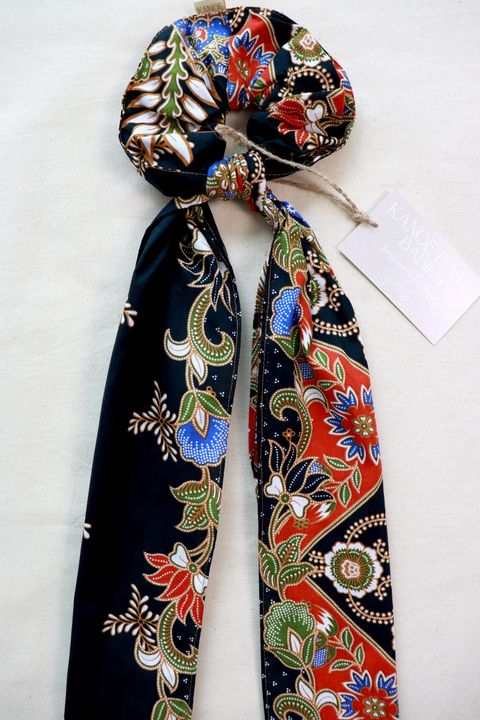 Maxi-batik-scrunchie-with-ribbon-16