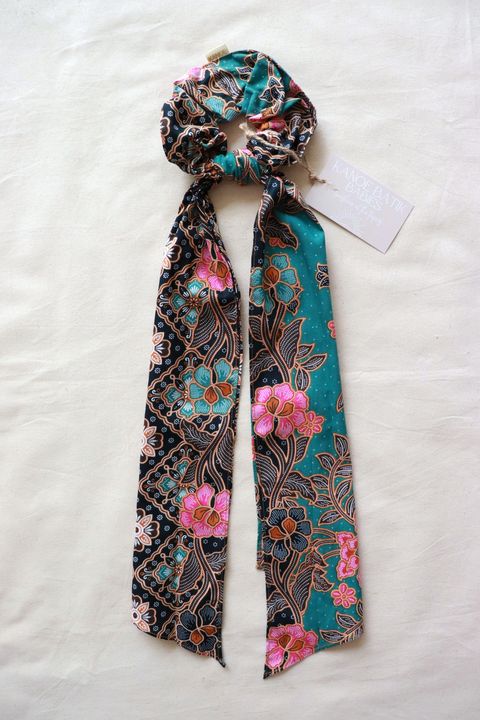 Maxi-batik-scrunchie-with-ribbon-36
