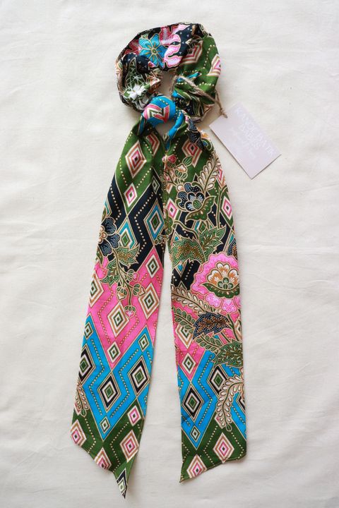 Maxi-batik-scrunchie-with-ribbon-38