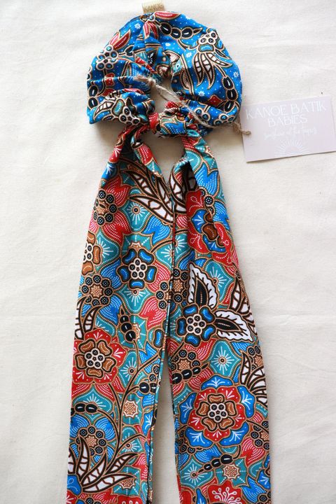Maxi-batik-scrunchie-with-ribbon-1
