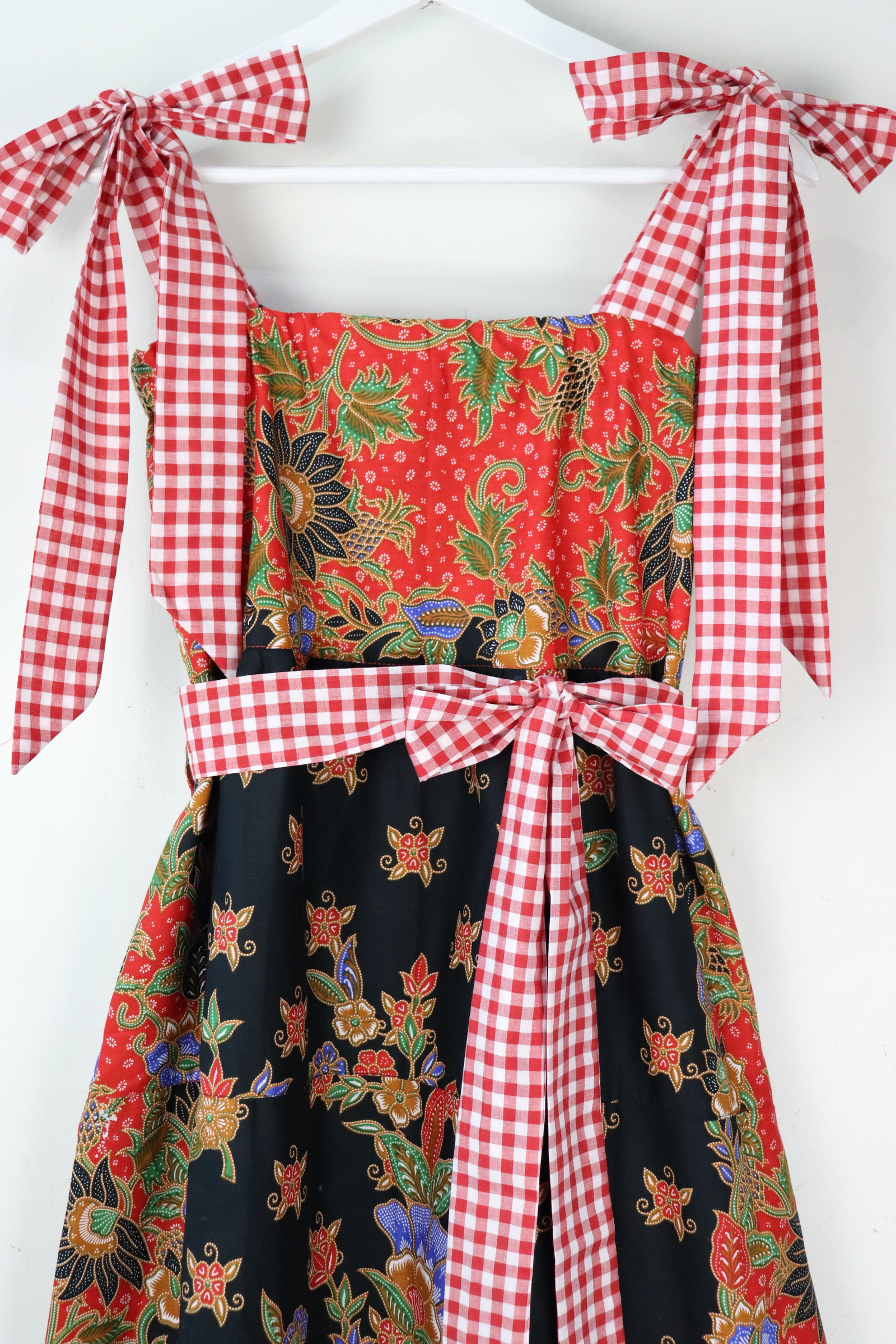 BE PRESENT Christmas Dress - Mistletoe Magic