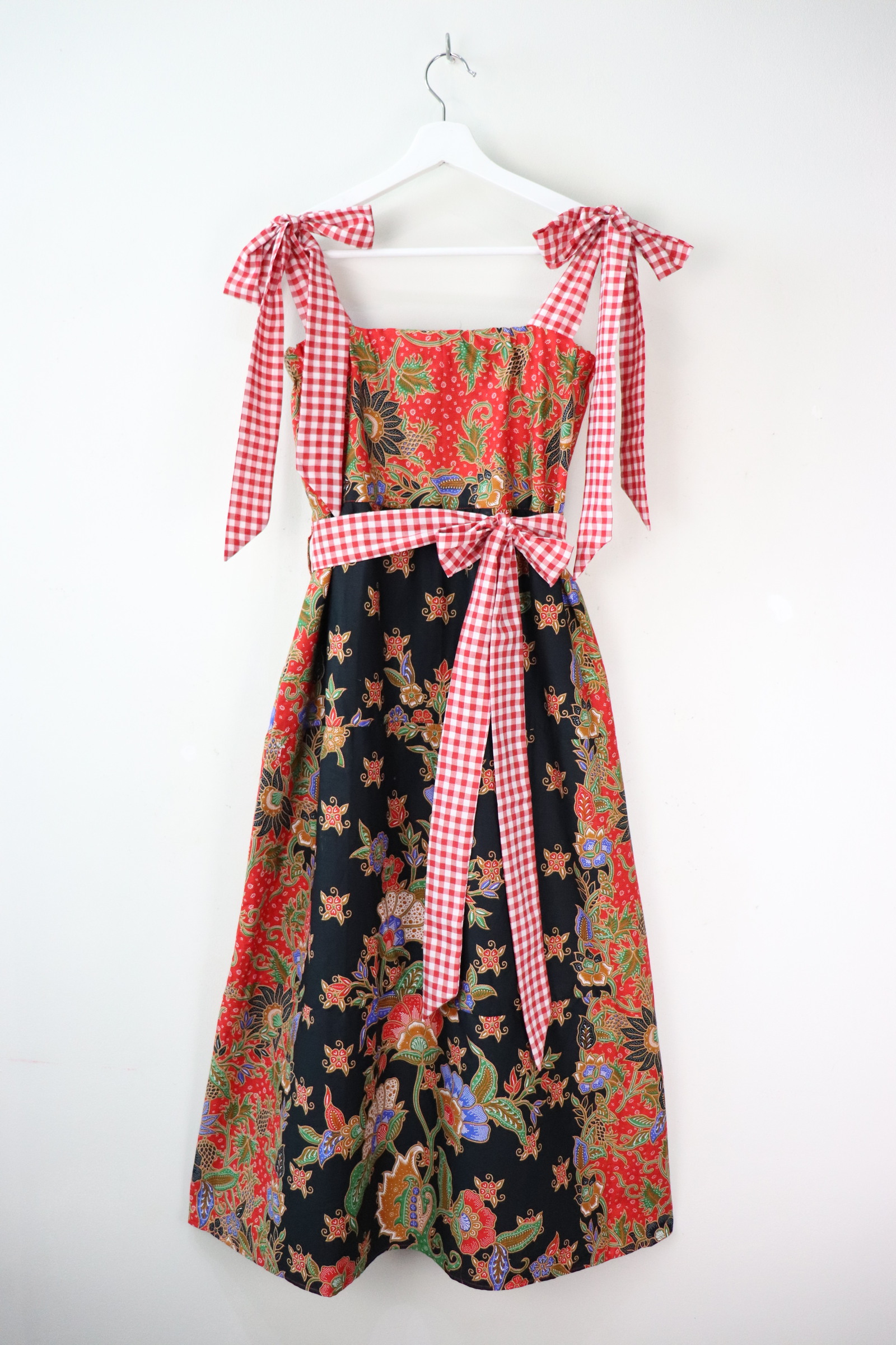 BE PRESENT Christmas Dress - Mistletoe Magic