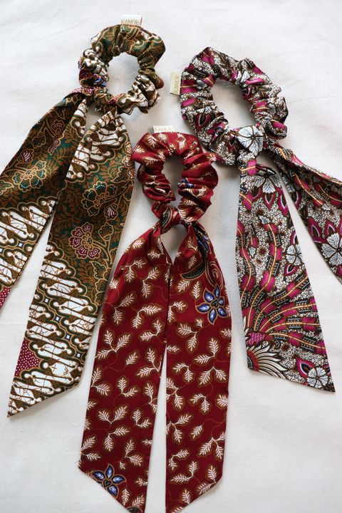Baik-scrunchies-with-ribbon-set-of-three-4