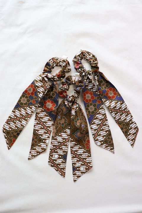 Baik-scrunchies-with-ribbon-set-of-three-5