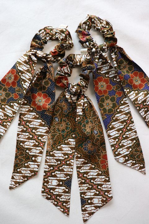 Baik-scrunchies-with-ribbon-set-of-three-6